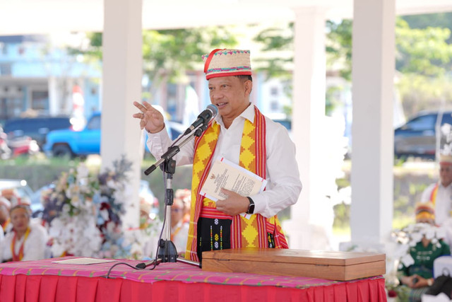 Mendagri Muhammad Tito Karnavian memimpin Upacara Hari Ulang Tahun (HUT) ke-81 Kemerdekaan Republik Indonesia (RI) di Lapangan Natas Lehong, Kabupaten Manggarai Timur, Nusa Tenggara Timur (NTT), Senin (17/8/2026). Foto: Kemendagri RI