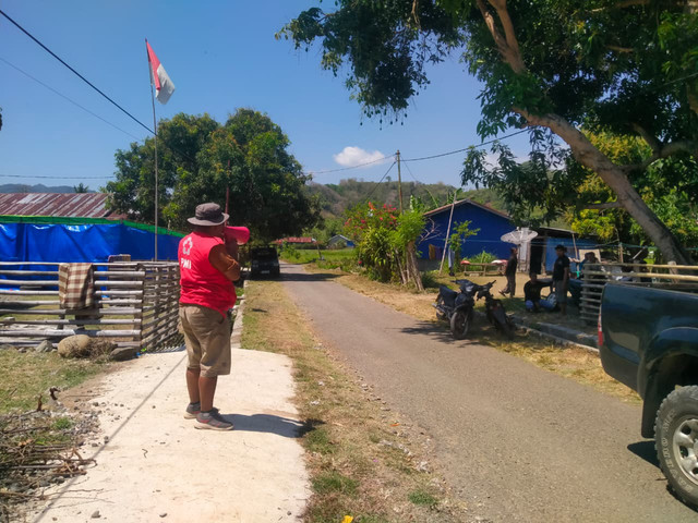 Relawan PMI bantu sebarkan informasi RS Lapangan bagi masyarakat terdampak gempa NTT, Senin (17/8/2026). Foto: Dok. PMI