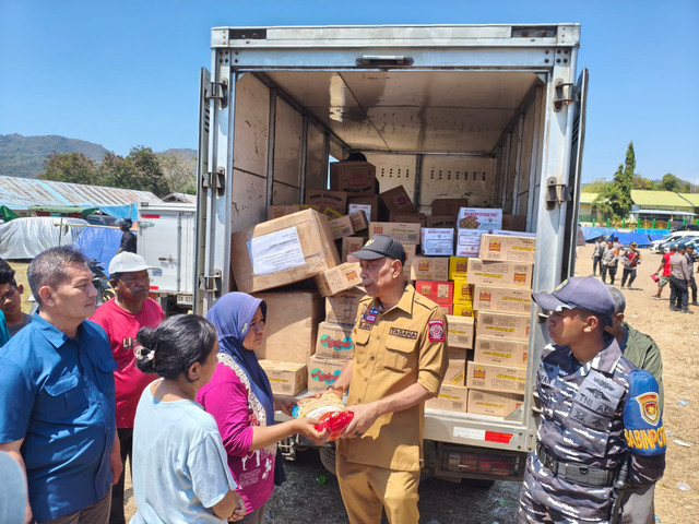 Wamensos Agus Jabo menyerahkan bantuan kepada masyarakat terdampak gempa di Kecamatan Reo, Kabupaten Manggarai, NTT, Senin (17/8/2026). Foto: Kemensos RI