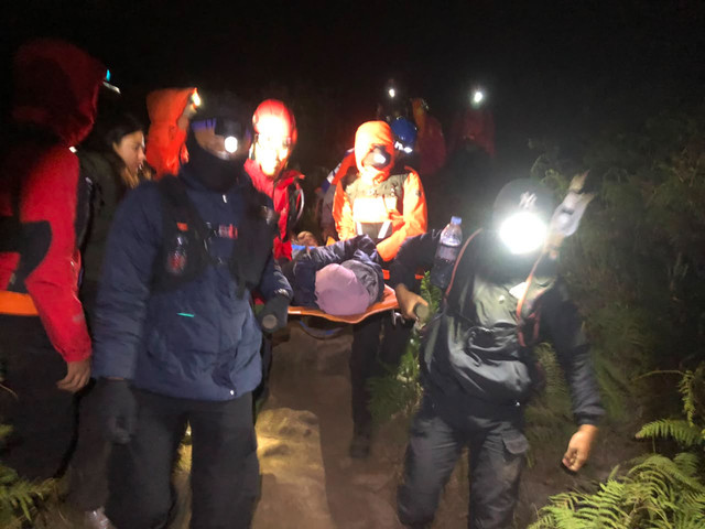 Sebanyak delapan pendaki dievakuasi dari Gunung Bawakaraeng, Kabupaten Gowa, Sulawesi Selatan, karena mengalami gangguan kesehatan. Mereka mengalami hipotermia, asma, kram paha, hingga gejala tifus pada Senin (17/8/2026) pagi. Foto: Dok. Istimewa
