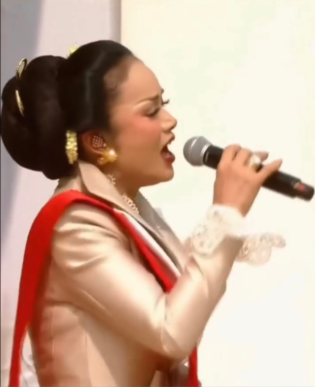 Krisdayanti dan Melly Goeslaw duet di Istana dalam perayaam HUT ke-81. Foto: Instagram/@krisdayantilemos