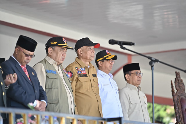 Wamensos Agus Jabo mengikuti Upacara 17 Agustus di Kabupaten Manggarai, bersama Menko PMK Pratikno dan kepala BNPB Letjen TNI Suharyanto yang sedang bertugas menangani bencana di NTT Senin (17/8/2026). Foto: Kemensos RI
