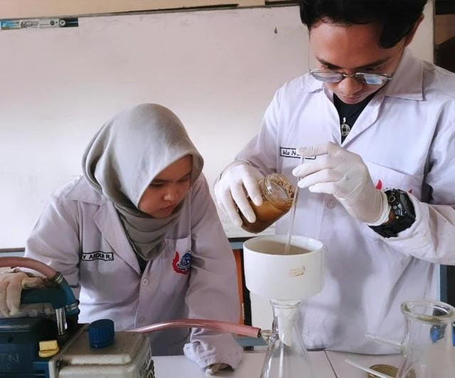 Foto Tim PKM-RE Universitas Negeri Surabaya saat melakukan riset. Dokumentasi : Pribadi