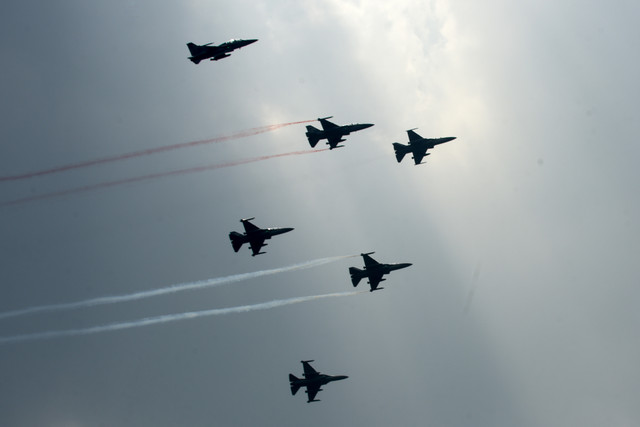 Pesawat tempur F-16 Fighting Falcon dan T-501 Golden Eagle TNI AU membentuk formasi saat Fly Pass dalam rangkaian Upacara Peringatan Detik-Detik Proklamasi Kemerdekaan ke-81 Republik Indonesia di kawasan Patung Kuda, Jakarta, Senin (17/8/2026). Foto: Indrianto Eko Suwarso/ANTARA FOTO