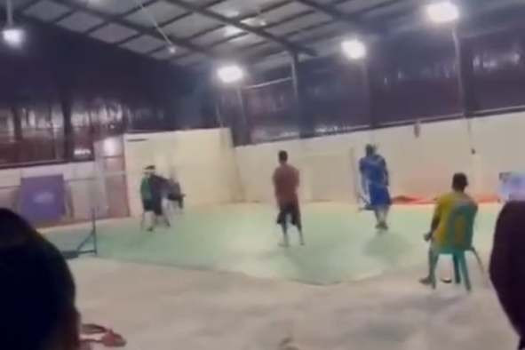 Warga bermain badminton di dalam Gedung Koperasi Desa (Kopdes) Merah Putih Desa Sikanco, Kecamatan Nusawungu, Kabupaten Cilacap, Jawa Tengah, menjadi perhatian setelah beredar luas di media sosial. Foto: Dok. Istimewa
