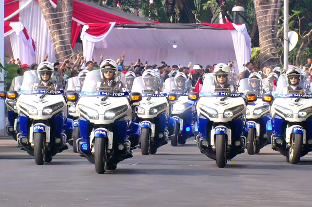 Deretan Honda Gold Wing dikendarai motoris wanita dalam kirab yang membawa duplikat bendera merah putih dan naskah proklamasi HUT RI ke-81. Foto: YouTube/ Sekretariat Presiden