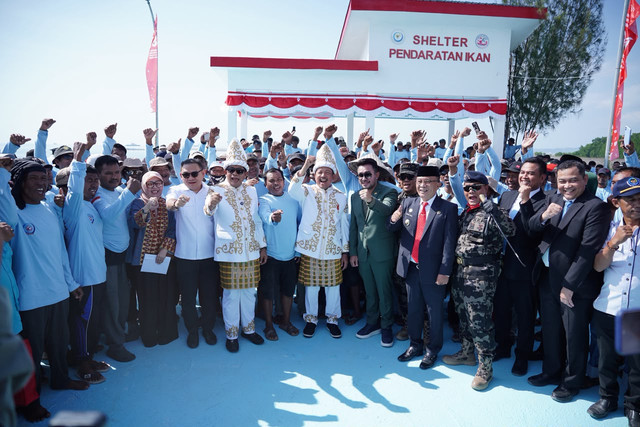 Menteri Kelautan dan Perikanan Sakti Wahyu Trenggono ikuti upacara peringatan HUT ke-81 RI bersama para nelayan dan masyarakat pesisir di  lokasi Kampung Nelayan Merah Putih (KNMP) Sorue Jaya, Kabupaten Konawe, Sulawesi Tenggara, Senin (17/8/2026). Foto: Dok. KKP