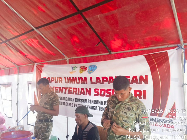Dapur umum Kemensos mulai beroperasi untuk melayani kebutuhan permakanan korban gempa di Kabupaten Nagekeo, Nusa Tenggara Timur (NTT), Senin (17/8/2026). Foto: Dok. Kemensos