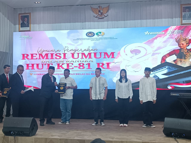 Wakil Gubernur Jawa Barat, Erwan Setiawan, pada Upacara Penyerahan Remisi Umum dalam Rangka HUT Ke-81 Kemerdekaan Republik Indonesia di Lapas II A Banceuy, Kota Bandung, Senin (17/8/2026). Foto: Abisatya/kumparan