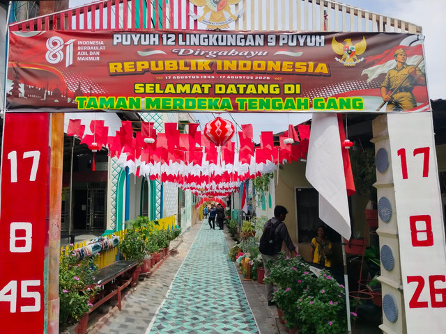 Suasana ruas gang dihiasi warga dengan ornamen merah putih di Deli Serdang, Senin (17/8/2026). Foto: Amar Marpaung/kumparan