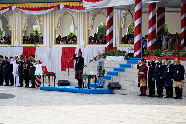 Gubernur Sumatera Utara Bobby Nasution saat menjadi inspektur Upacara Pengibaran Bendera Merah Putih dalam rangka Peringatan Hari Kemerdekaan ke-81 RI di Lapangan Astaka, Jalan Williem Iskandar, Kecamatan Percut Seituan, Deliserdang, Senin (17/8/26). Foto: Dok. Diskominfo Sumut