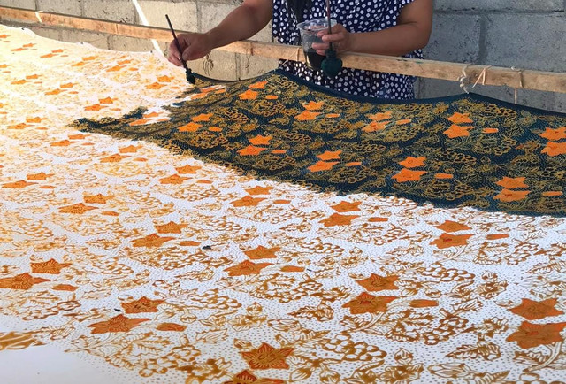 Proses pewarnaan salah satu hasil batik cap oleh Batik Sora Desa Ngadipuro Kabupaten Blitar, 06 Juli 2026. Dok. Pribadi.