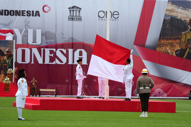 Keluarga besar PT Freeport Indonesia (PTFI) melakukan Upacara Pengibaran Bendera Merah Putih memperingati HUT 81 RI. Foto: Dok. Freeport Indonesia
