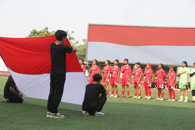 Timnas Wanita Indonesia U-16 Putri Nusantara menyanyikan lagu Indonesia Raya saat melawan Timnas Wanita Singapura U-16 dalam Caffino Srikandi Merdeka Cup 2026 di Supersoccer Arena, Kudus, Senin (17/8/2026). Foto: Vega Ma'arrijil Ula/kumparan