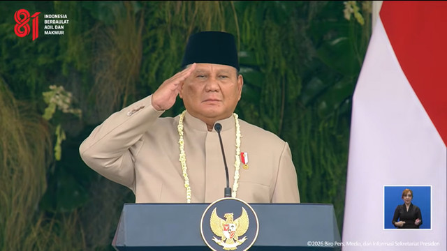 Presiden Prabowo Subianto tiba untuk penurunan bendera Merah Putih di Istana Negara, Senin (17/8/2026). Foto: YouTube/ Sekretariat Presiden