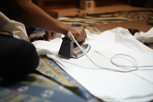 Ilustrasi Kenapa Pakaian Lebih Mudah Disetrika saat Sedikit Lembap, Foto: Unsplash/Dzulfikar Alkautsar