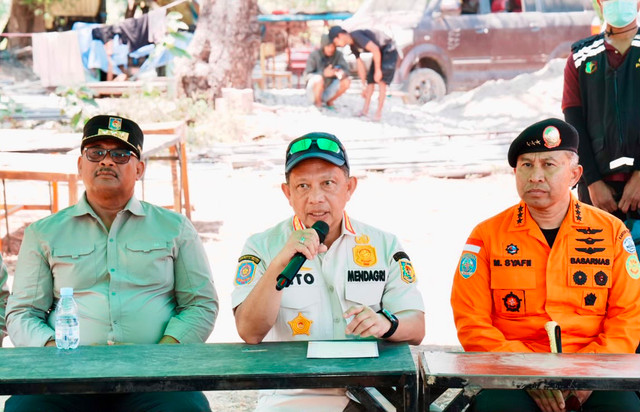 Mendagri Tito Karnavian meninjau kerusakan akibat gempa dan berdialog dengan masyarakat Desa Satar Kampas, Kecamatan Lamba Leda Utara, Kabupaten Manggarai Timur, NTT, Senin (17/8/2026). Foto: Dok. Kemendagri