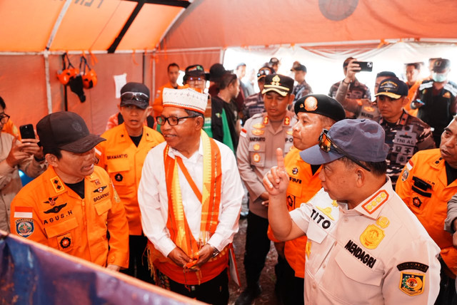 Mendagri Tito Karnavian meninjau kerusakan akibat gempa dan berdialog dengan masyarakat Desa Satar Kampas, Kecamatan Lamba Leda Utara, Kabupaten Manggarai Timur, NTT, Senin (17/8/2026). Foto: Dok. Kemendagri