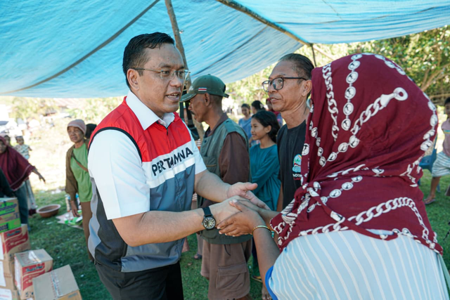 Direktur Utama PT Pertamina (Persero), Simon Aloysius Mantiri, saat menyalurkan bantuan kepada korban gempa di Flores, Nusa Tenggara Timur pada Senin (17/8). Foto: Dok. Pertamina