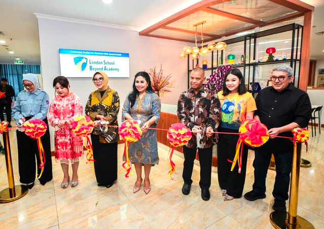 Penasihat Dharma Wanita Persatuan (DWP) Kemensos, Fatma Saifullah Yusuf, bertemu para siswa disabilitas di London School Beyond Academy (LSBA) Bekasi. Foto: Dok. Kemensos