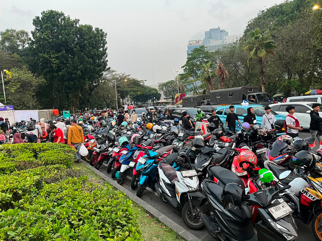 Parkir liar di kawasan Monas marak karena kantung parkir penuh akibat ramainya pengunjung Pesta Rakyat HUT 81 RI, Senin (17/8/2026). Foto: Joakhim Tharob/kumparan