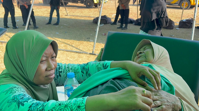 Ibu Yanti dan Umi, warga yang terdampak gempa NTT saat ditemui di pengungsian Reo, Manggarai, NTT, Senin (17/8/2026). Foto: Rayyan Farhansyah/kumparan