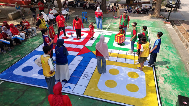 Warga Kelurahan Pondok Sukmajaya, Depok, Jawa Barat, menggelar lomba unik bertajuk "Ludo Manusia" untuk memeriahkan Dirgahayu Kemerdekaan RI. Foto: Dok. kumparan