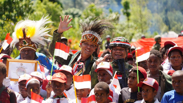 TNI Hadir dalam deklarasi dan peresmian Kampung Hitadipa sebagai Kampung Papua Damai, Distrik Hitadipa, Kab. Intan Jaya, Provinsi Papua Tengah, Senin (17/8/26). Foto: Dok. Koops TNI Habema