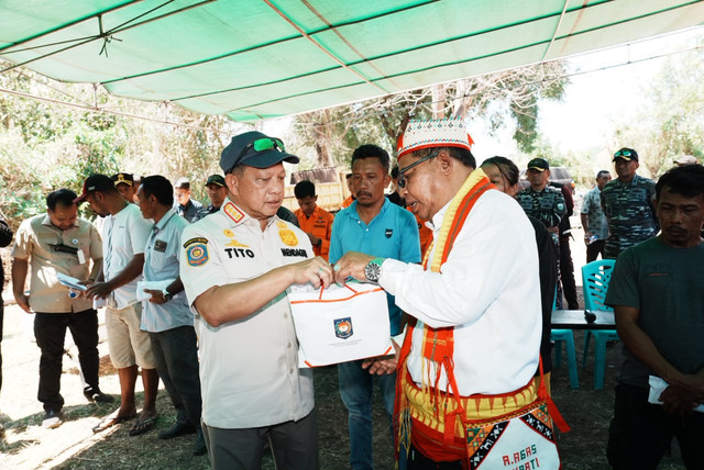 Mendagri Tito Karnavian menyalurkan tali asih kepada ahli waris korban meninggal akibat gempa di Desa Satar Kampas, Kecamatan Lamba Leda Utara, Kabupaten Manggarai Timur, Nusa Tenggara Timur (NTT), Senin (17/8/2026). Foto: Dok. Kemendagri
