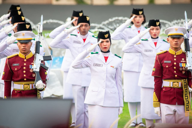 Ismi Ulfaida (16), siswi Sekolah Rakyat dari Polewali Mandar menjadi bagian dari Paskibraka Nasional tahun 2026 yang bertugas dalam upacara penurunan bendera merah putih sore ini di Istana Negara, Jakarta, Senin (17/8/2026).  Foto: Dok. Kemensos