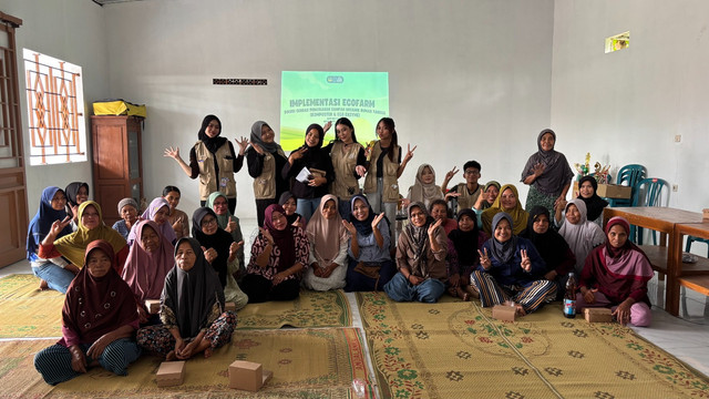Foto bersama mahasiswa KKN UNS dan warga Desa Musuk usai pelaksanaan sosialisasi program EcoFarm. (Dokumentasi: KKN UNS Desa Musuk)