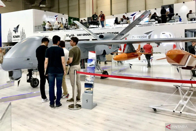Pengunjung melihat replika dalam ukuran asli (full mock-up) ANKA saat International Defence Industry Fair (IDEF) 2023 di Tuyap Fair Convention and Congress Center di Istanbul, Turki, pada 27 Juli 2023.  Foto: Genta Tenri Mawangi/ANTARA