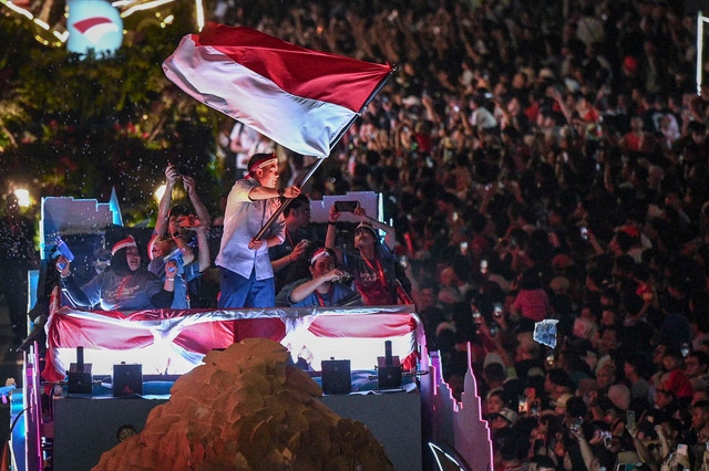 Sekretaris Kabinet Teddy Indra Wijaya (tengah) berada di atas kendaraan pawai saat mengikuti Karnaval HUT ke-81 Kemerdekaan RI di Jalan MH Thamrin, Jakarta, Senin (17/8/2026). Foto: Fauzan/ANTARA FOTO