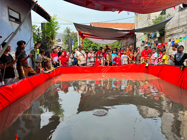 Lomba Tangkap Lele di Terpal pada Peringatan HUT ke-81 RI di RT. 004/02, Pulogebang, Cakung, Jakarta Timur, Senin (17/8/2026). Foto: Dok. Karang Taruna Putra Bangsa