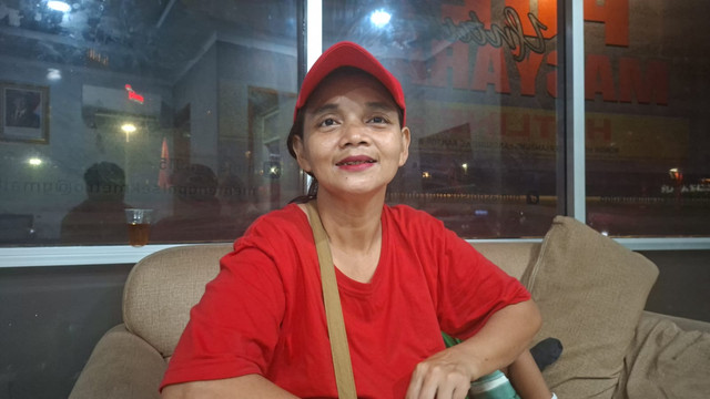 Wawancara dengan ibu Munawaroh (40) ibu yang anaknya hilang di Stasiun MRT Bundaran HI, Selasa (18/8/2026). Foto: Pradya Tirta/kumparan