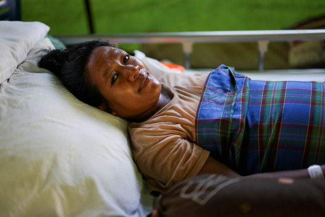 Maria Florida Nogo Kelen, seorang ibu yang melahirkan melalui operasi caesar menjalani perawatan di tenda rumah sakit darurat di Nagekeo, Nusa Tenggara Timur (NTT), Senin (17/8/2026). Foto: Edgar Su/REUTERS