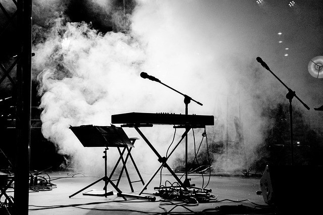 Ilustrasi concert, microphone, bandstand. Foto: Pixabay
