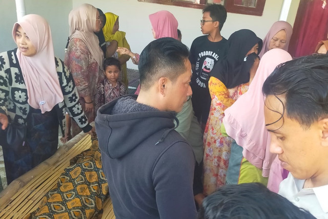 Suasana rumah duka bocah berusia 10 tahun yang tewas dibunuh ibunya di Dusun Karang Dalem, Desa Pademawu Barat, Kecamatan Pademawu, Kabupaten Pamekasan, Senin (17/8/2026). Foto: Polres Pamekasan