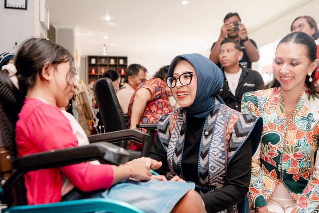 Penasihat DWP Kemensos Fatma Saifullah Yusuf dorong perluasan akses pasar untuk produk premium karya penyandang disabilitas saat mengunjungi Graha Nawasena dalam Pesona Difabel Denpasar, Bali, Sabtu (8/8/2026). Foto: Kemensos RI