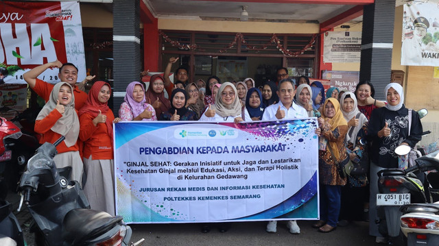 Foto bersama tim Pengabdian kepada Masyarakat Poltekkes Kemenkes Semarang dan masyarakat Kelurahan Gedawang dalam kegiatan “GINJAL SEHAT” untuk meningkatkan kesadaran dan kepedulian terhadap kesehatan ginjal.