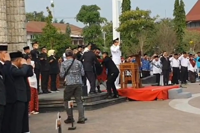 Petugas amankan ODGJ yang hendak peluk Bupati Indramayu Lucky Hakim saat upacara HUT-81 RI di Indramayu, Senin (17/8/2026). Foto: Dok. Istimewa