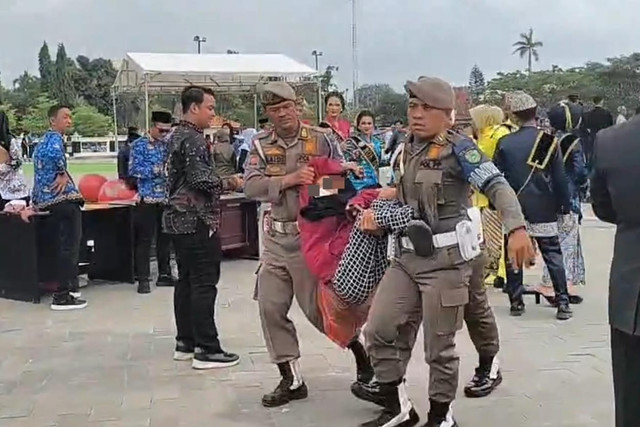Petugas amankan ODGJ yang hendak peluk Bupati Indramayu Lucky Hakim saat upacara HUT-81 RI di Indramayu, Senin (17/8/2026). Foto: Dok. Istimewa
