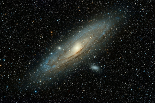 Mengapa Galaksi Memiliki Bentuk Berbeda. Unsplash.com/Guillermo Ferla