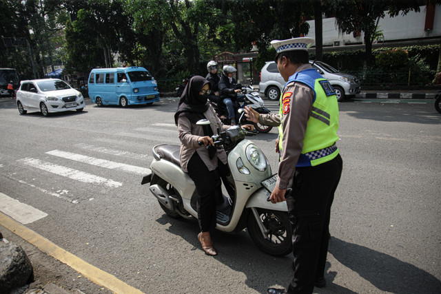 Ilustrasi tilang polisi. Foto: Wulandari Wulandari/Shutterstock