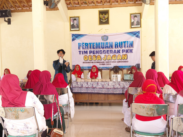 Pemaparan materi oleh mahasiswa KKN Undip di Balai Desa Jagan, Jumat (14/8/2026). Foto: Fadhilah Rasnan.