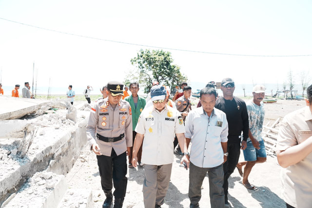 Mendagri Tito Karnavian dorong Pemda NTT cepat data sekolah dan rumah ibadah rusak akibat gempa saat tinjau Manggarai Timur, Senin (17/8/2026). Foto: Dok. Kemendagri