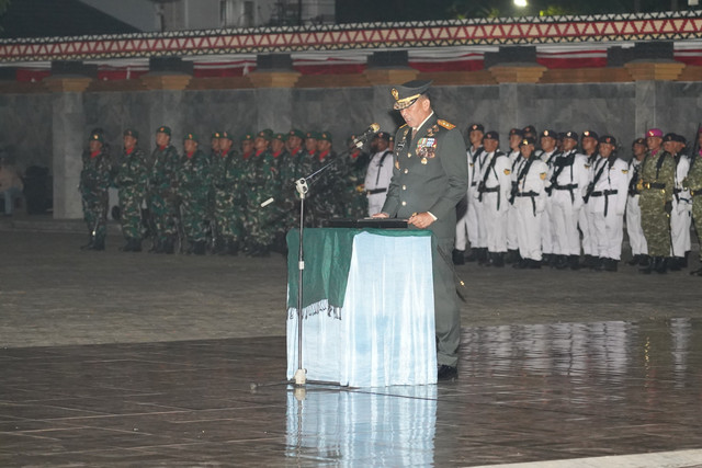 Pangdam XXI/Radin Inten Mayjen TNI Kristomei Sianturi menghadiri memimpin Apel Kehormatan dan Renungan Suci (AKRS) di Taman Makam Pahlawan, Bandar Lampung, Minggu (16/08/2026). Foto: Kodam XXI/Radin Inten