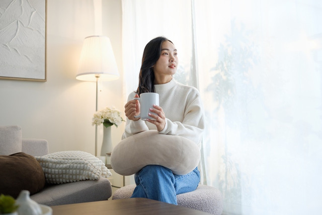 Ilustrasi menikmati minuman a la cafe di rumah. Foto: Images Products/Shutterstock