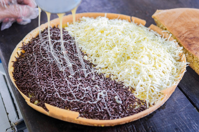Ilustrasi martabak manis dengan topping kental manis. Foto: Shutterstock
