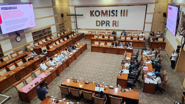 Suasana rapat Komisi III DPR dengan Majelis Arah Indonesia terkait RUU Perampasan Aset di Kompleks Parlemen, Senayan, Jakarta, Selasa (18/8). Foto: Nasywa Athifah/kumparan